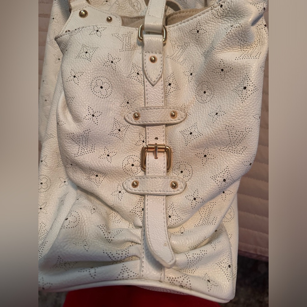 JUST IN TIME FOR CHRISTMAS 🎄 
Almost PRISTINE Louis Vuitton Mahina XL White - Picture 6 of 13